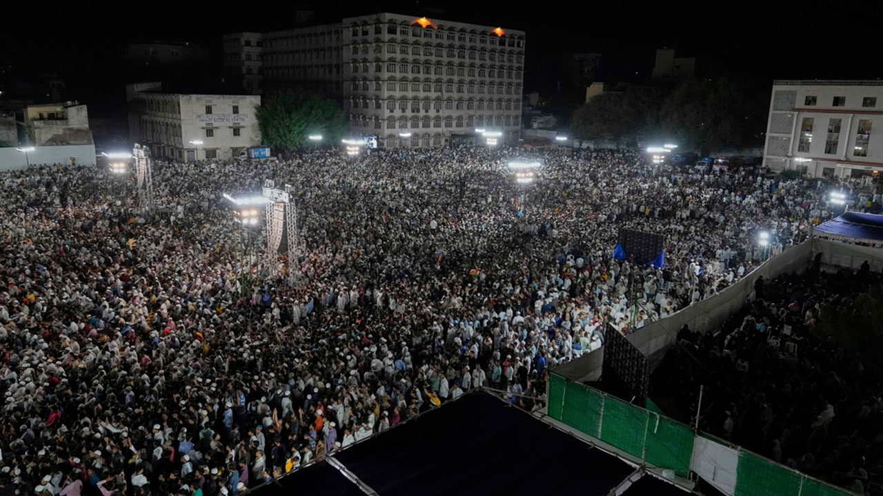 ভারতে ওয়াকফ আইনের বিরুদ্ধে বিশাল মুসলিম বিক্ষোভ